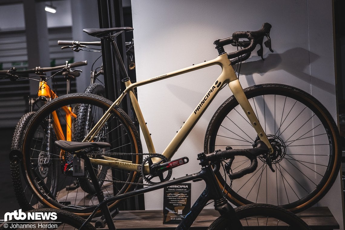 Auch Gravelbikes aus Carbon gab es – hier Beispielsweise das Gravel Carbon G6.