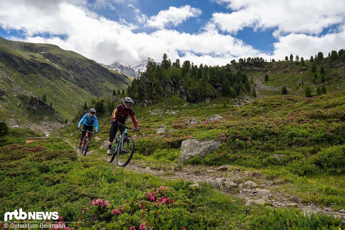 Im oberen Teil verlangt der Trail aufgrund vieler Steine, Felsen und kleiner Gegenanstiege eine aktive Fahrweise ...