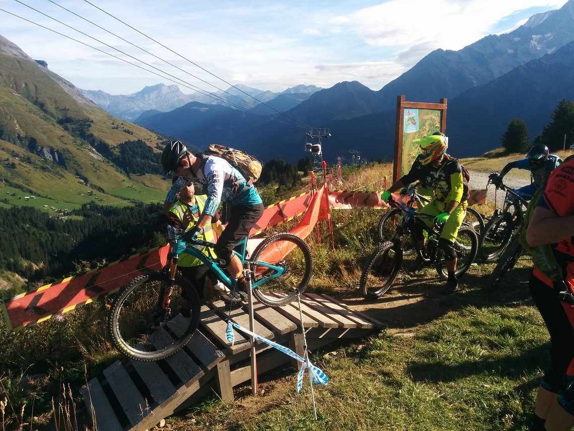Einer der ersten Rider heute vorm losfahren - warten im Trackstand - es geht ja um jede Sekunde... (da hab ich noch gehofft es bringt mir jemand meinen Helm von oben runter)