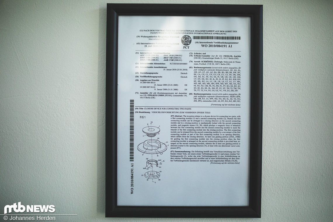 Hier beispielsweise das Patent des klassischen Fidlock-Verschlusses