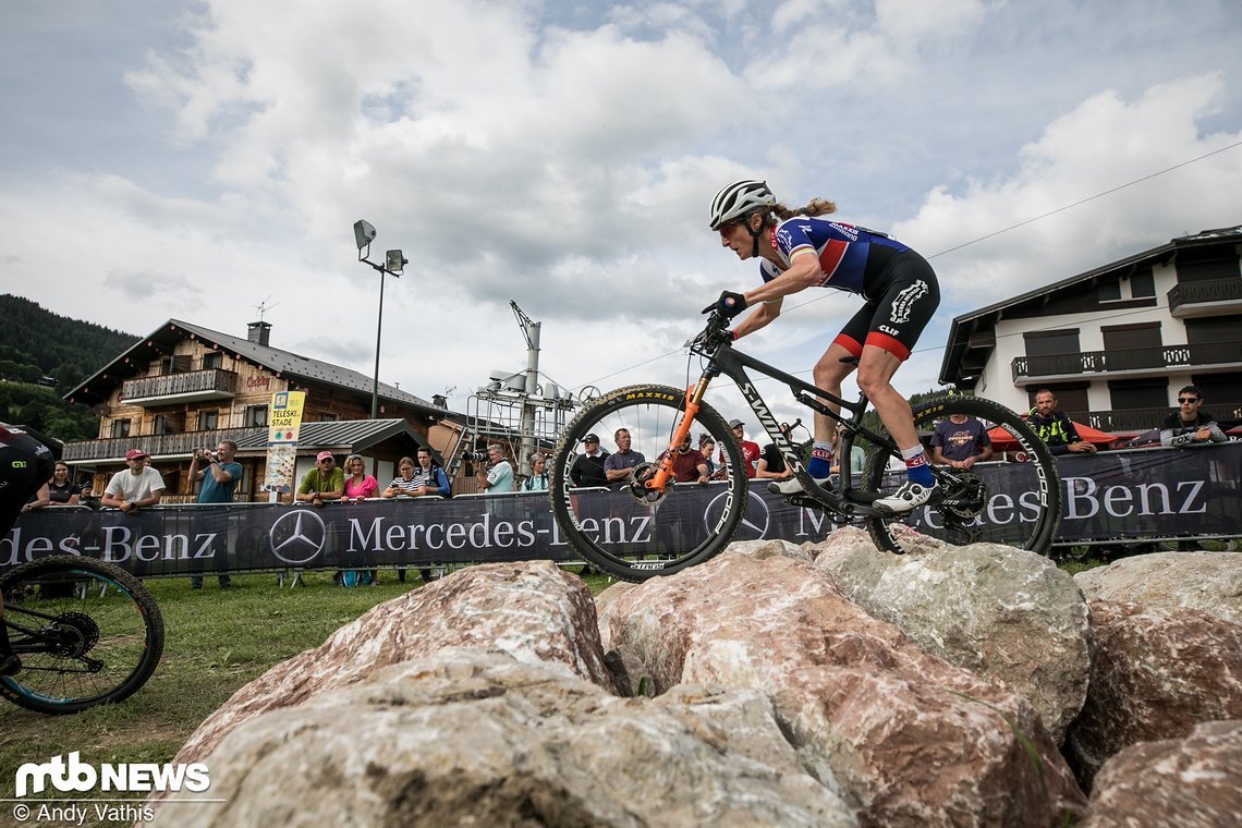 Rasende Mütter im Feld der schnellsten Cross-Country-Fahrerinnen