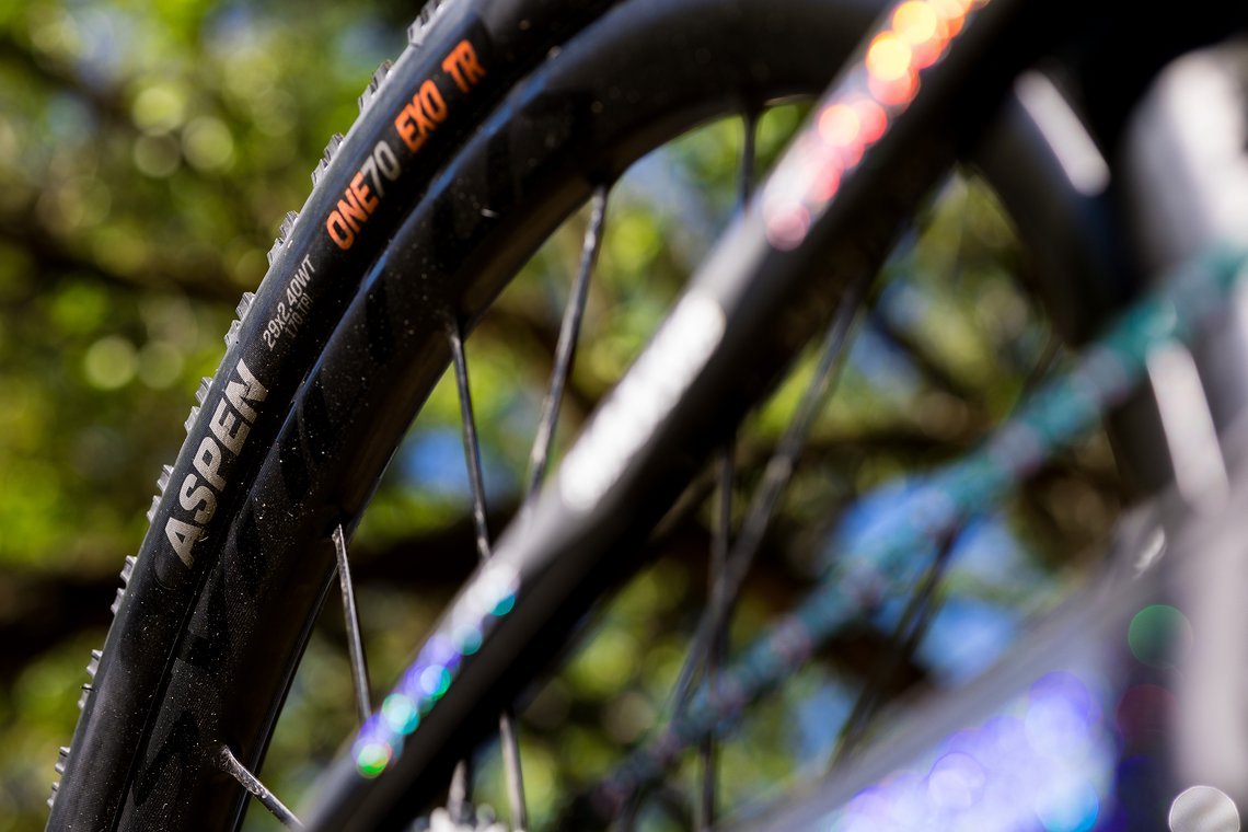 Nino rollt auf Syncros Silverton SL2 mit 30 mm Innenbreite und Maxxis Aspen in 170 TPI-Variante.