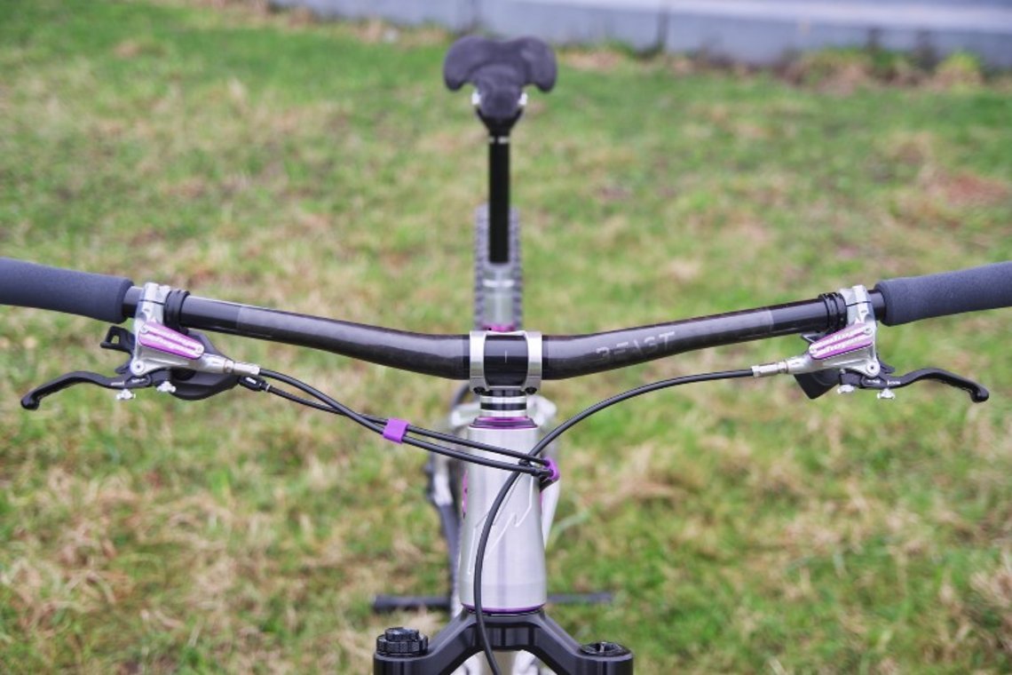Die Basis für das aufgeräumte Cockpit bietet der Beast Risebar Lenker