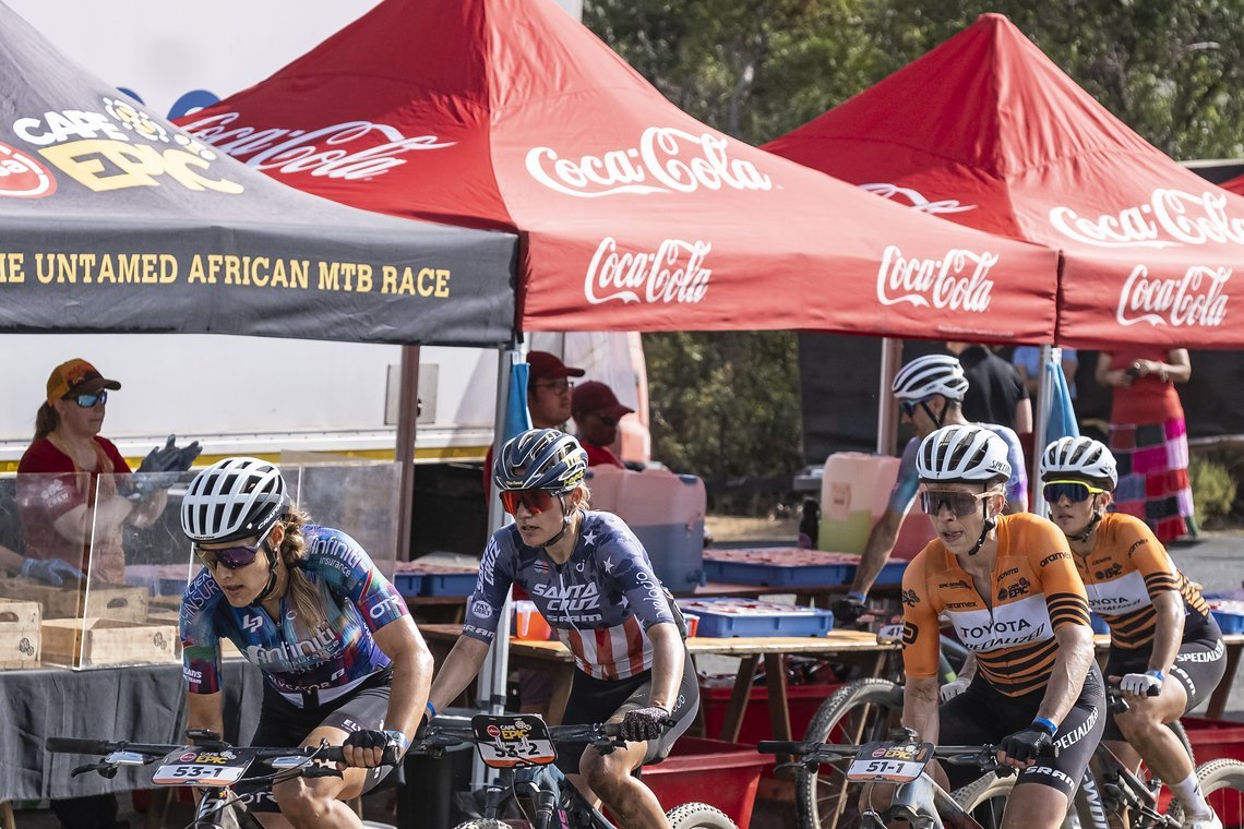 Im Feld der Damen fuhren über weite Strecken der vierten Etappe die beiden bis dato bestimmenden Teams Toyota-Specialized und fficient Infiniti SCB SRAM gemeinsan an der Spitze.