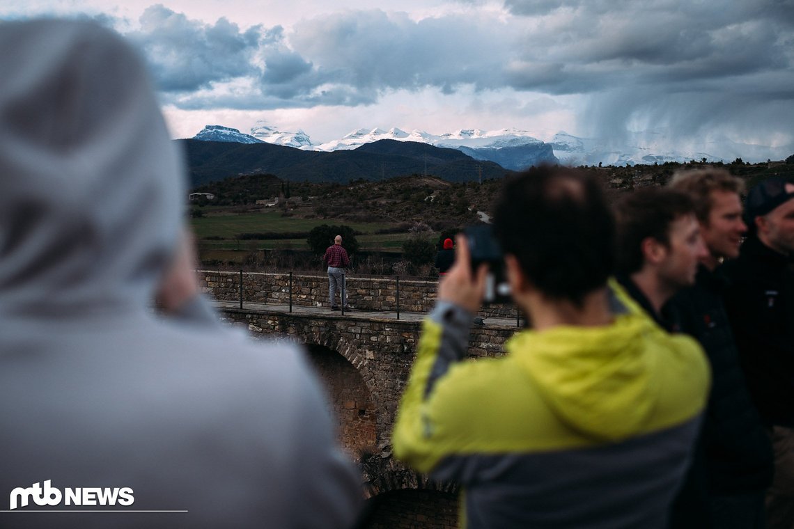 Auf dem Castello Fortaleza hat man eine hervorragende Aussicht auf die Pyrenäen