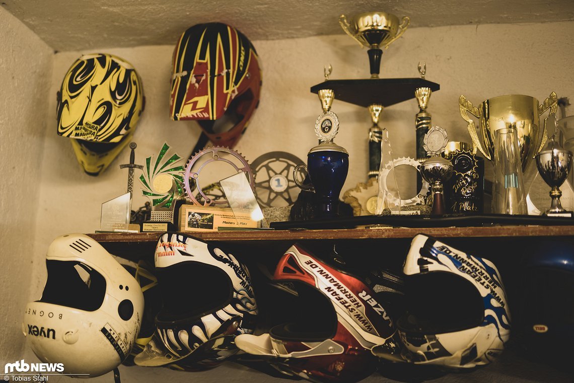 Bei Stefan Herrmann fanden wir Helme und Pokale aus über 30 Jahren MTB-Geschichte.