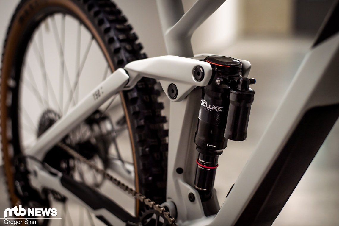 Im Heck arbeitet der RockShox Super Deluxe Select+ Dämpfer.