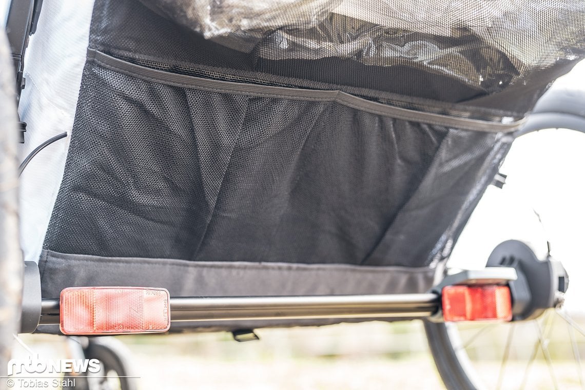 Zwei flache Netztaschen unter dem Regenverdeck bieten Platz für diverse weitere Dinge wie Schlösser oder kleinen Proviant, wenn man ohne Rucksack unterwegs ist.