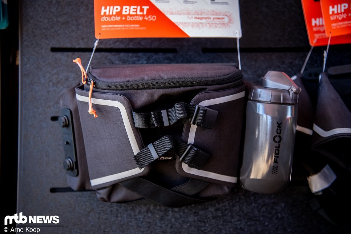 Der Fidlock Hipbelt kostet 160 € und wird inklusive 450 ml Fidlock-Flasche ausgeliefert.