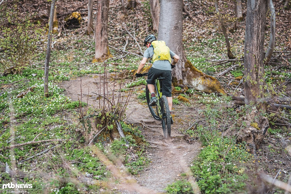 Bergauf bietet der Vaude Trail Spacer 18 sehr guten Tragekomfort und macht alle Bewegungen mit