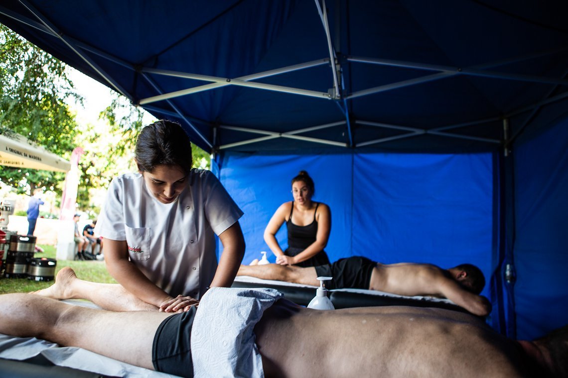 Die Jungspunde brauchen natürlich eine Massage nach dem Renn-Tag …
