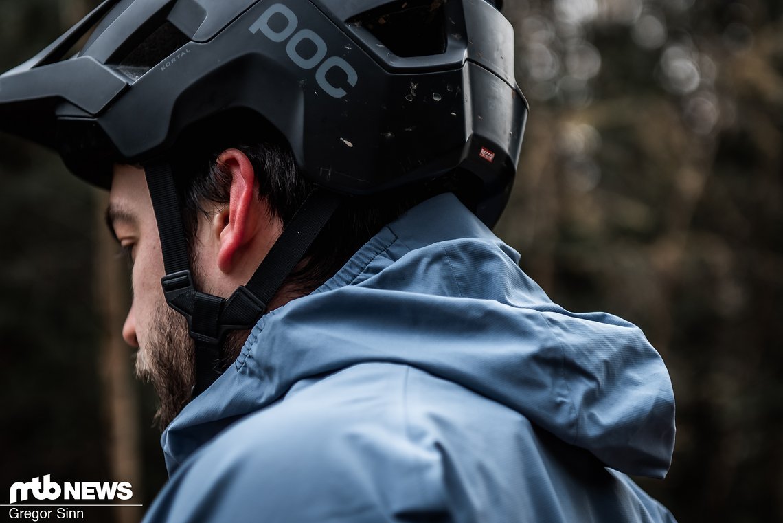 Die Kapuze der legeren Jacke passt leider nicht über den Helm.