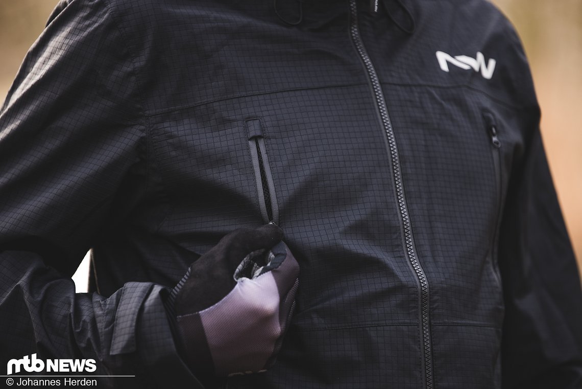 Die Jacke verfügt über zwei Taschen auf der Front …