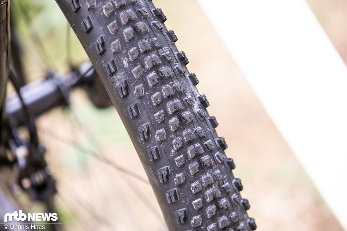 Die 2,4" breiten Maxxis Rekon Race-Reifen bieten in Kombination mit den 30 mm Felgen viel Komfort.