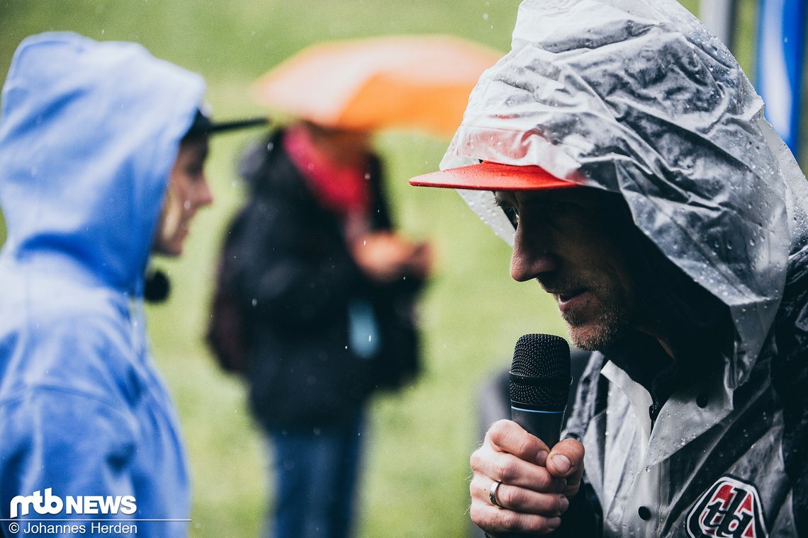 Auch Kultkommentator KonnI musste sich einen Poncho überziehen – sorgte mit zahlreichen Interviews aber weiterhin für gute Laune.