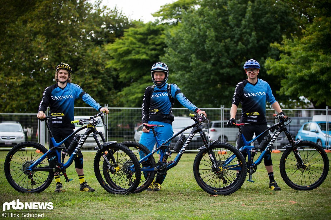 Joe Barnes, Ines Thoma und Justin Leov vom Canyon Factory Enduro Team