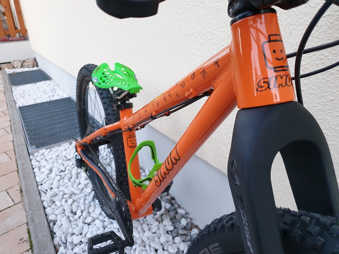 Die orangene Farbe hat der Fahrer selbst ausgewählt