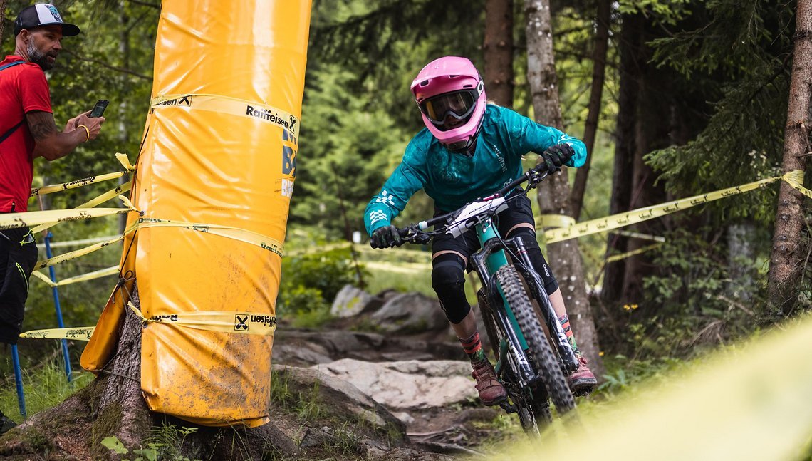 Sowohl auf dem Pumptrack als auch im Downhill ging es zur Sache, wie Rosa Zierl hier zeigt