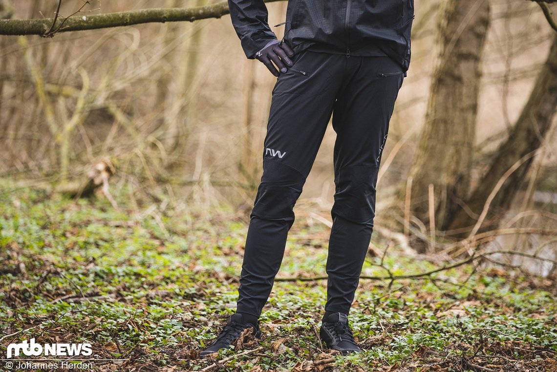 Die Northwave Bomb Long Pants ist körpernah geschnitten und hat mit dem Commencal Enduro Team bereits viel Rennluft geschnuppert. Hannes hat eine Beinlänge von 97 cm und trägt hier Hosengröße XXL