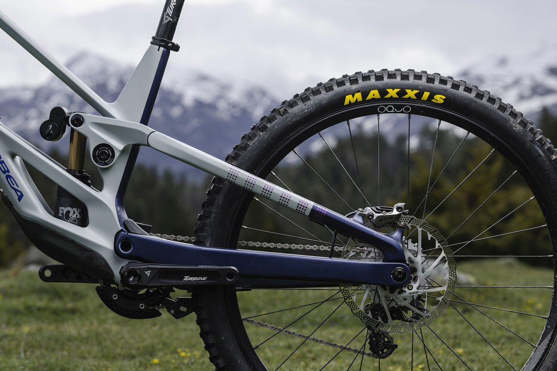 Das neue Rallon setzt auf einen Split-Pivot Hinterbau mit stehendem Dämpfer.