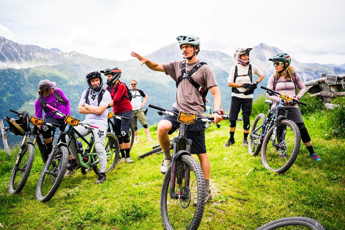 11 - Arno gibt uns ein kurzes Briefing zu den Schlüsselstellen vor jeder Stage  Und mit hoher Wahrscheinlichkeit erwartet uns einer seiner %22absoluten Lieblingstrails%22    - Foto (c) Max Schumann jpg