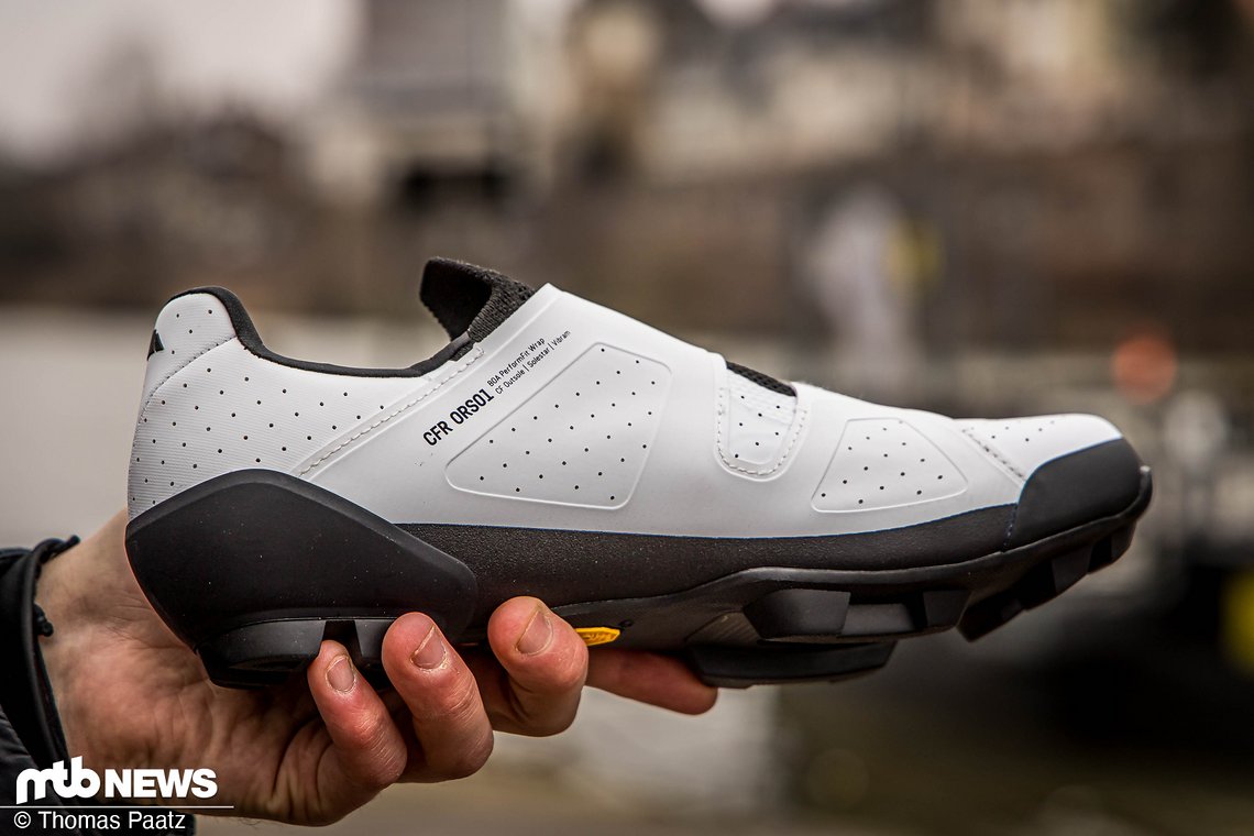 Bei virtueller Verlängerung der Zuglinie der beiden Boa-Verschlüsse lässt sich erkennen, dass die obere "Zuglinie" den Schuh oberhalb der Ferse und die untere "Zuglinie" den Schuh unter der Ferse umschlingen.