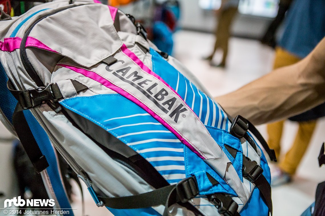 Die Helmhalterung schmiegt sich ohne Helm schlank an den Rucksack an
