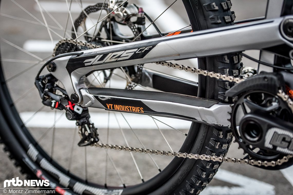 Ein SRAM X01 DH-Schaltwerk wechselt die Gänge.