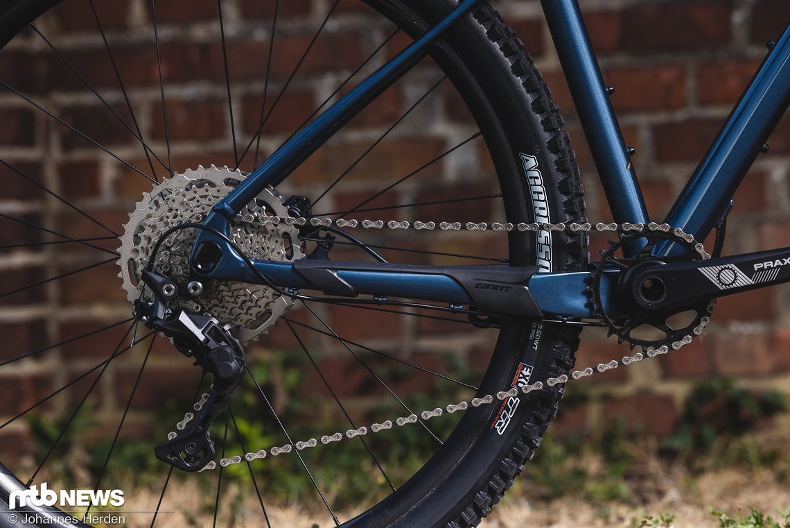 Geschaltet wird mit einer Shimano Deore, die über 11-46t-Bandbreite verfügt.