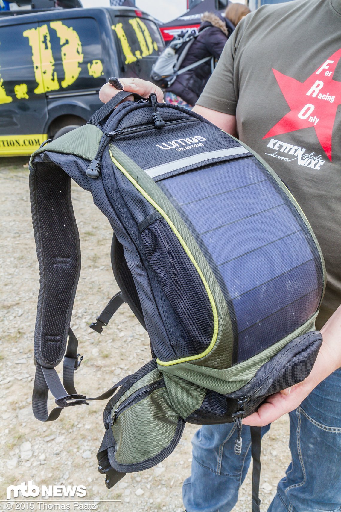 Lumos - Ruckack mit Solarzellen auf dem Rücken
