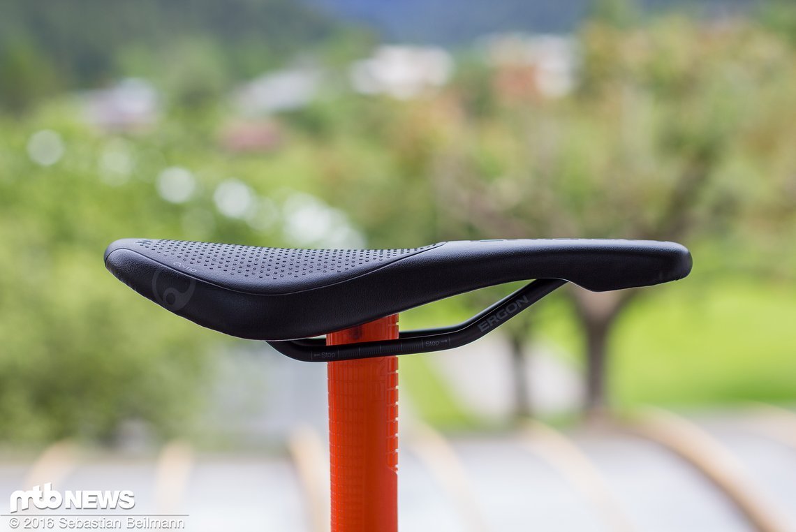 Die höher liegende Sattelnase soll eine gute Kontrolle des Bikes garantieren, während die Bewegungsfreiheit durch die niedriger liegende Sitzfläche gegeben ist