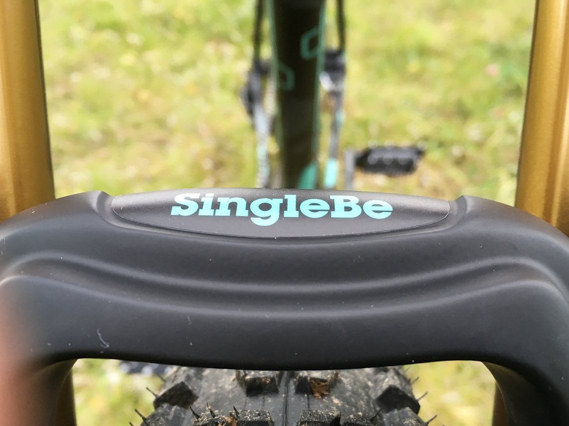 ... samt schicken "SingleBe" Custom-Sticker
