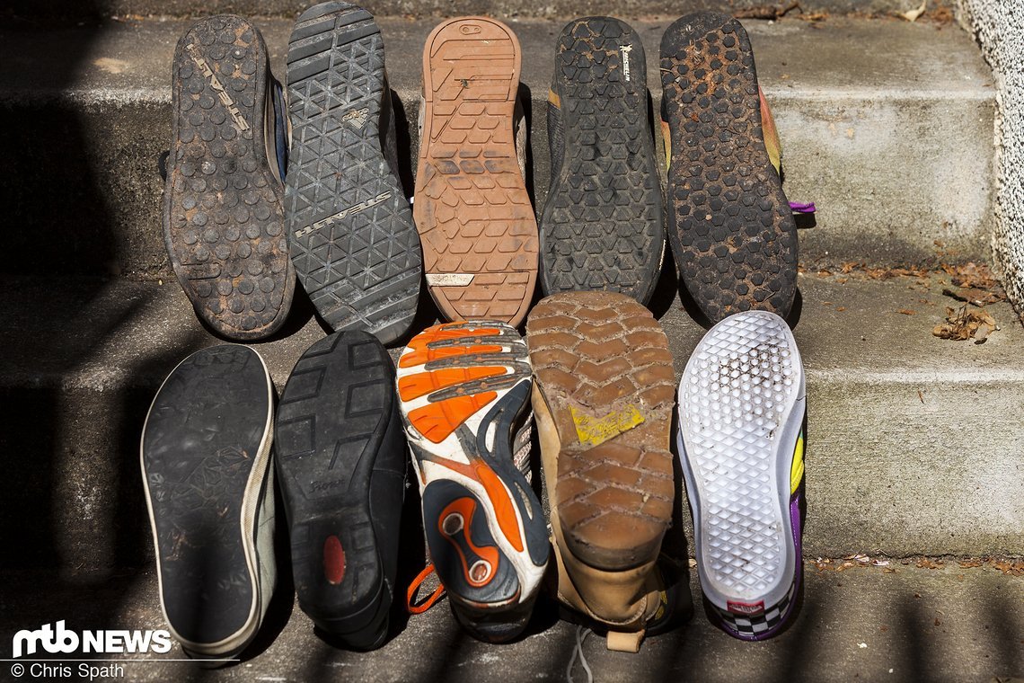 In der oberen Reihe – Mountainbike-spezifische Schuhe mit vielen kleinen Profil-Elementen