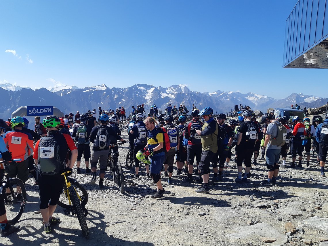 Auf Los geht's los? Denkste: Die Profis sind schon vor dem Startschuss unterwegs zu ihren Bikes!