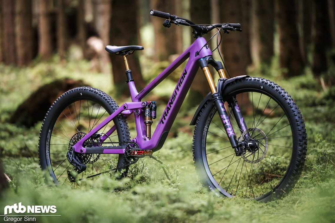 Das Transition Sentinel rollt auf 29"-Laufrädern und verfügt über 160 mm Federweg an Front und Heck.