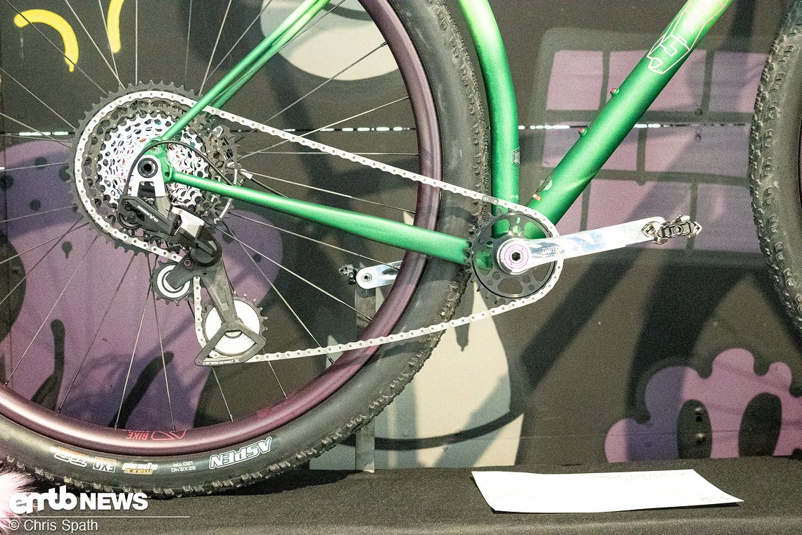 445 mm am 32" Rad – viel kürzer geht nicht.