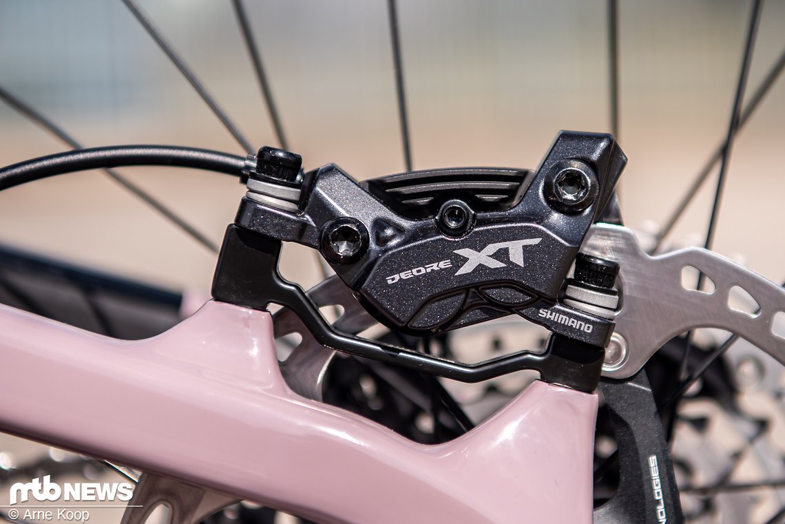 Die neue Shimano XT M8220-Bremse kommt mit wuchtigem Bremssattel daher und wandert für einen Preis von rund 510 € für das Set über die Ladentheke.