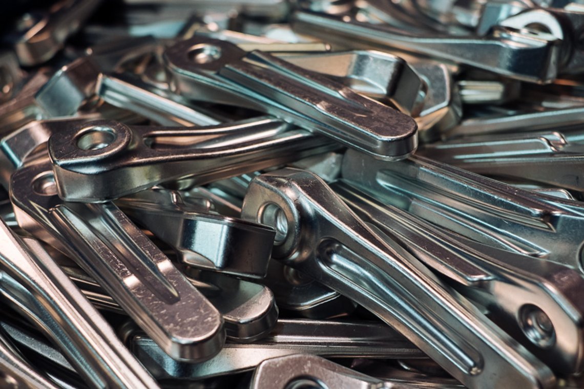 Aus der Schmiede fallen die Kurbelarme als massive Aluminiumklumpen