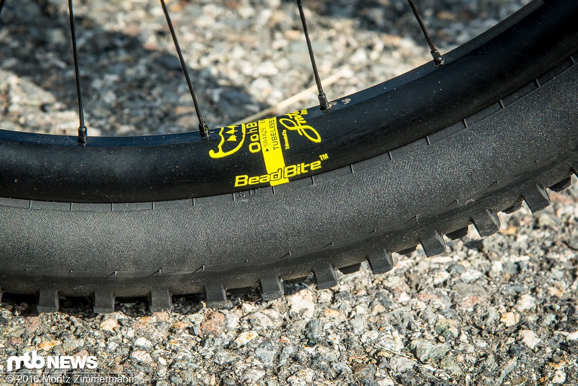 Das spezielle Profil der 28 mm breiten Spank Spike 33 Race-Felgen sorgt dafür, dass die Reifen besonders sicher sitzen