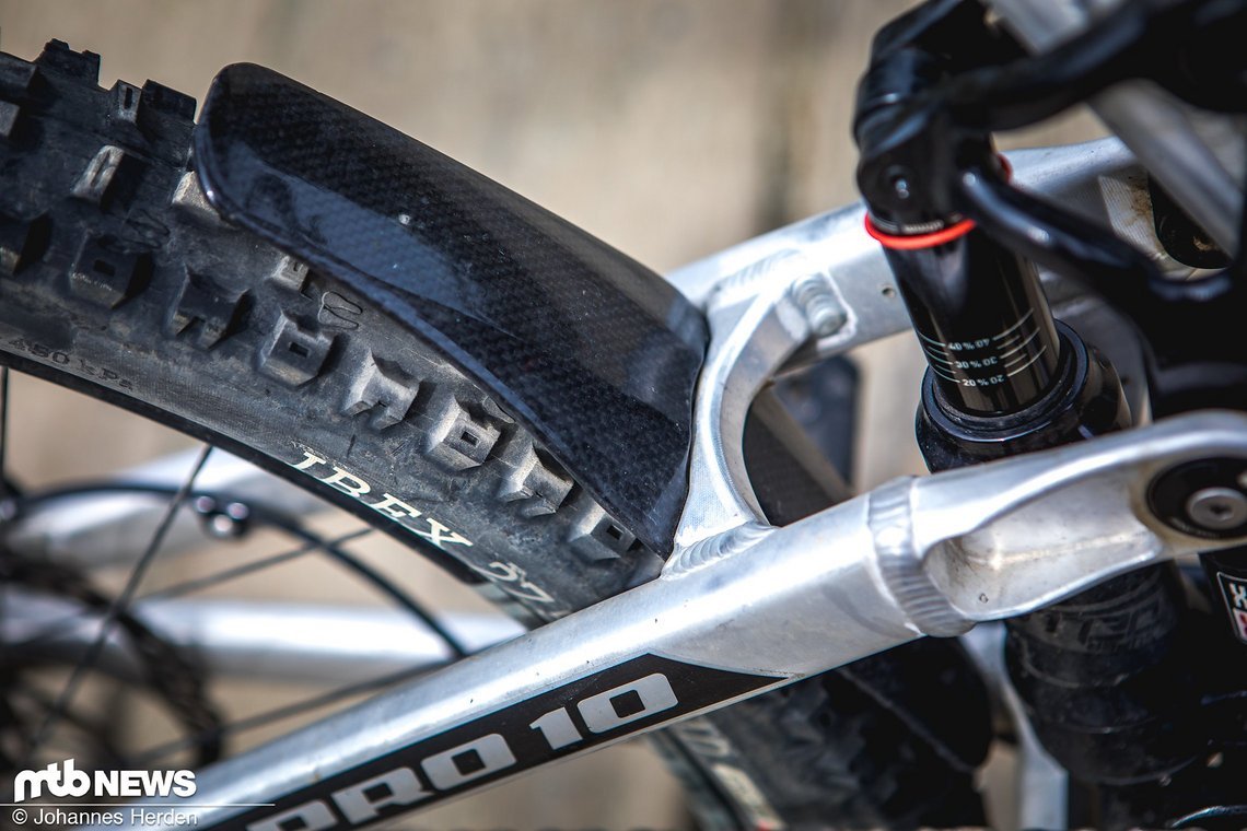 Ein Carbon-Fender schützt den Dämpfer vor dem gröbsten Dreck.