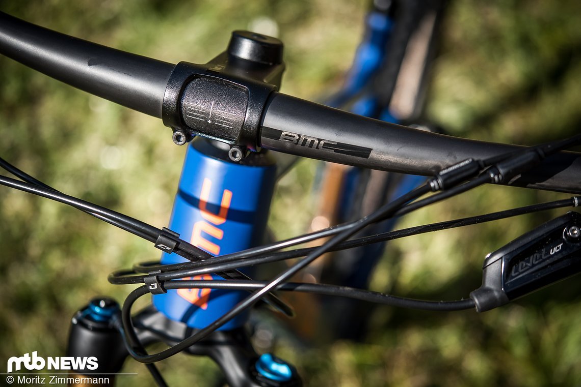 Der kurze Vorbau und der Carbon-Lenker stammen von BMC selbst.