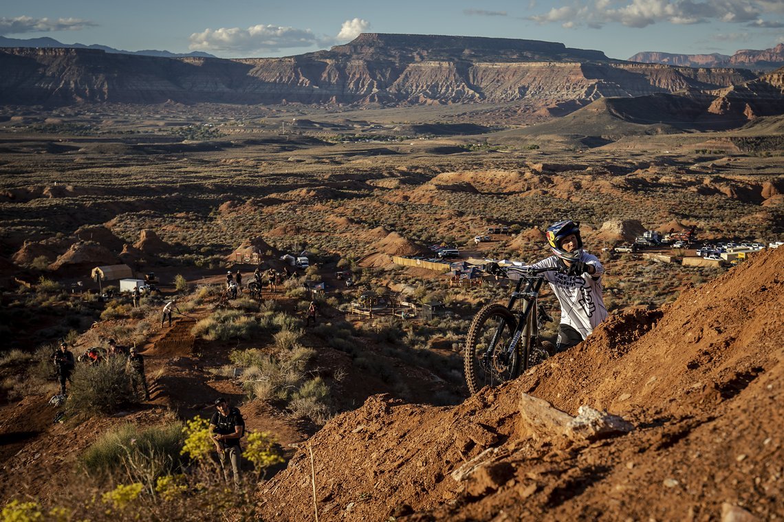 Was für ein Panorama: Brandon Semenuk im Training auf dem Weg nach oben