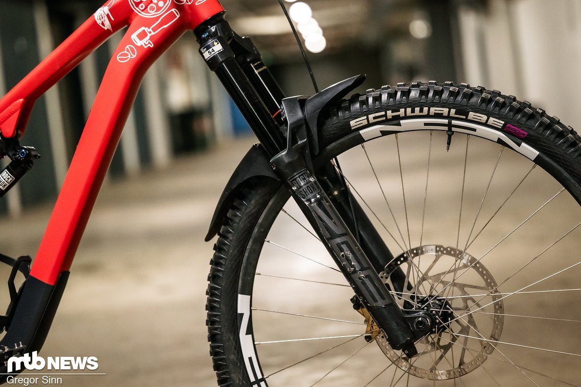 Bei der Gabel handelt es sich um eine RockShox Zeb Select, die mittlerweile einige Jahre auf dem Buckel hat.