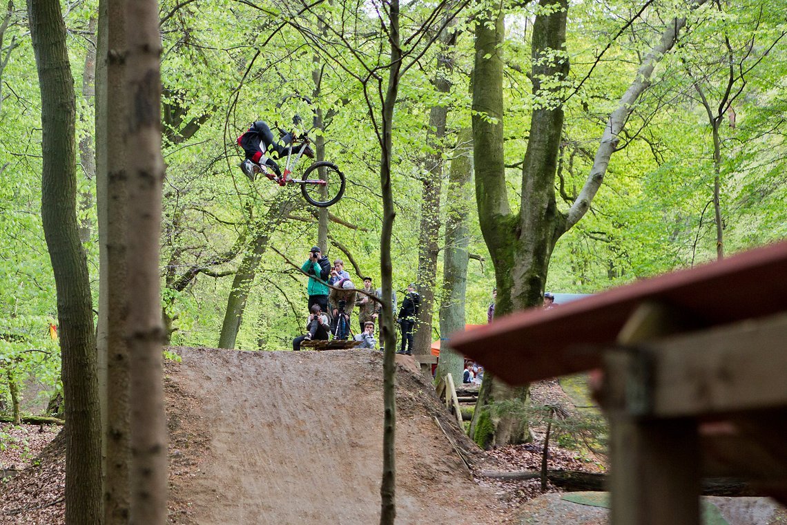 Challenge Nummer 2: der brandneu konstruierte Slopestylekurs, welcher auf dem zweiten Stock des „Saloon’s “ startet und in die alte Strecke mündet!