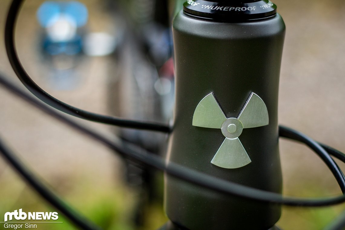 Wir finden nicht nur das gebürstete Nukeproof-Logo am Steuerrohr …