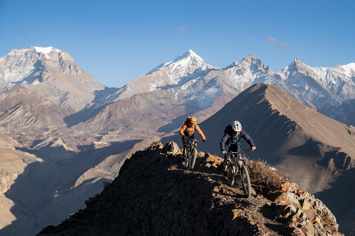Gemeinsam mit Tom Öhler nimmt Harald im Himalaya unbekanntes Terrain unter die Reifen - und muss lernen, dass auch die beste Planung zu Hause nicht immer zu gelungenen Reisen führt
