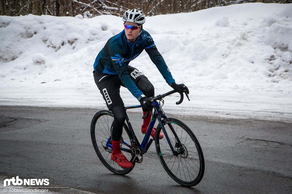 Ähnlich wie auf einem sportlichen Rennrad fühlt es sich auf dem Mission CX an