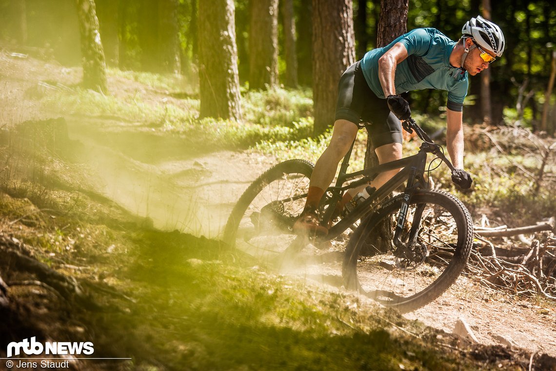 XC-Fahrer, die bergab grobes Terrain nicht scheuen, finden mit dem Specialized Epic einen Begleiter, der durch Dick und Dünn geht.