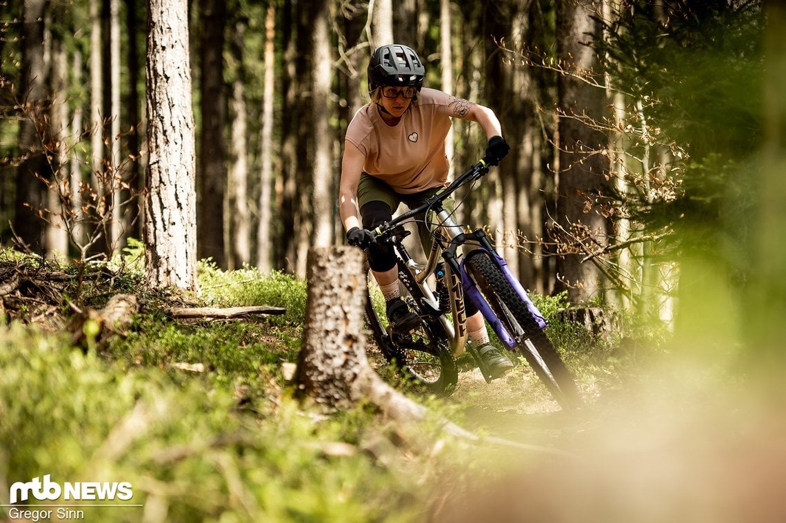 Jana trägt bei Maloja erneut eine Kombination aus Trikot in S und Shorts in M.