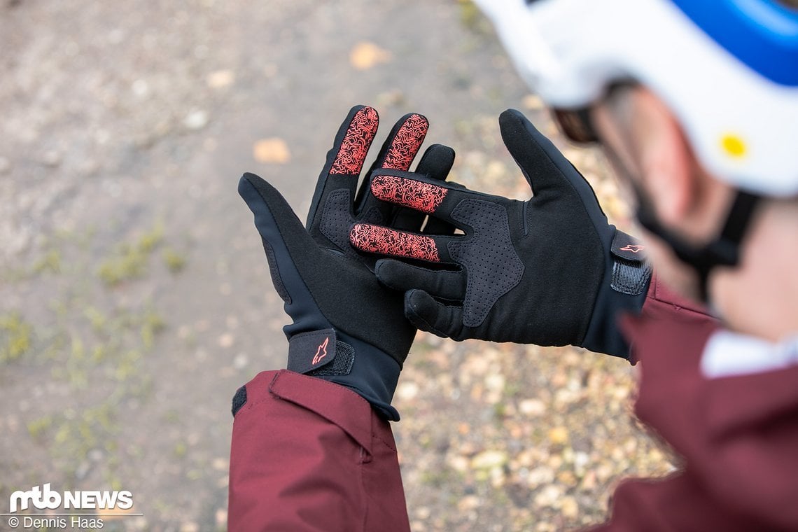 Die Innenseite von Zeige- und Mittelfinger sind mit roten Silikonprints …